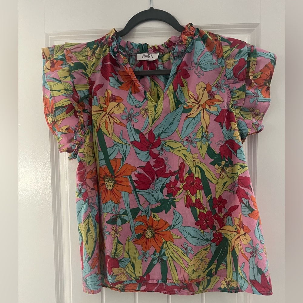 Avara size Large  colorful top with flutter sleeves.